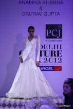 Model walk the ramp for Gaurav Gupta show at PCJ Delhi Couture Week on 9th Aug 2012 (128).JPG